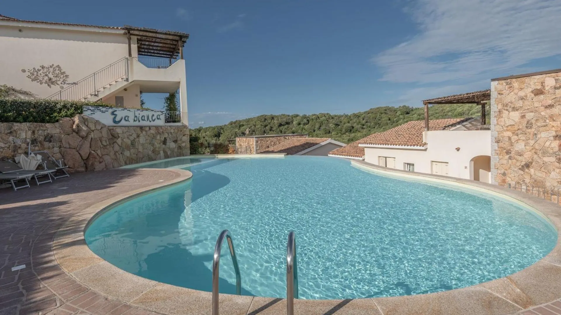 Elegant Residence Ea Bianca 2 Bedroom Sleeps 6 Extra Bed Available Cala Bitta Апартаменты